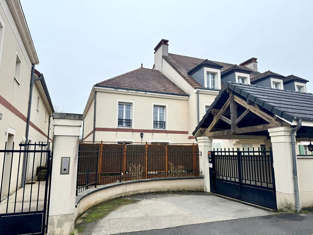 Dúplex de 2 dormitorios en Magny-le-Hongre, France No. 116050