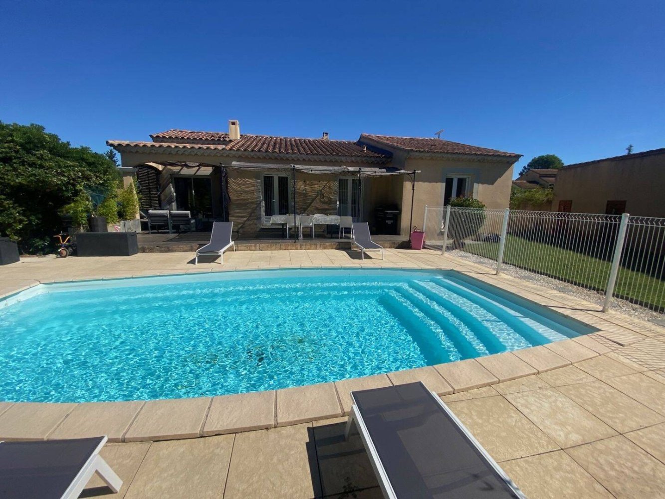 Casa de 3 dormitorios en Vedene, France No. 329337