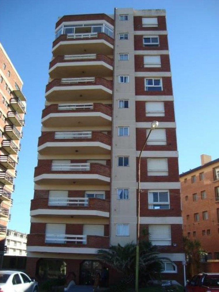 Apartamento de 3 dormitorios en Mar del Plata, Argentina No. 97971