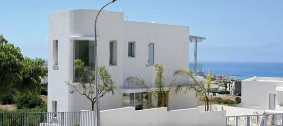 3 bedrooms House in Chloraka, Cyprus No. 15815 2