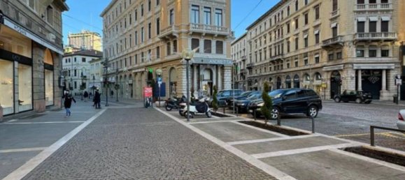 Офис с 5 комнатами в Падуя, Италия № 154100 3