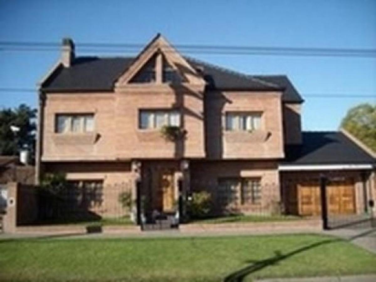 4 bedrooms House in Moron, Argentina No. 20809