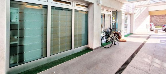 107m² Commercial property in Rimini, Italy No. 374026 2