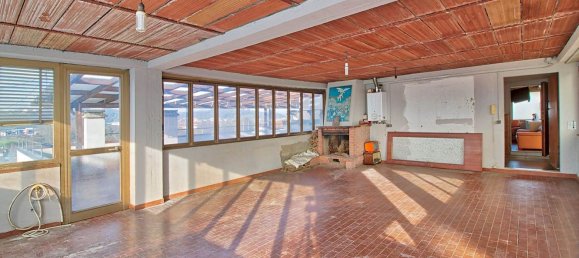 4-salle Appartement à San Giovanni Valdarno, Italy No. 223331 11