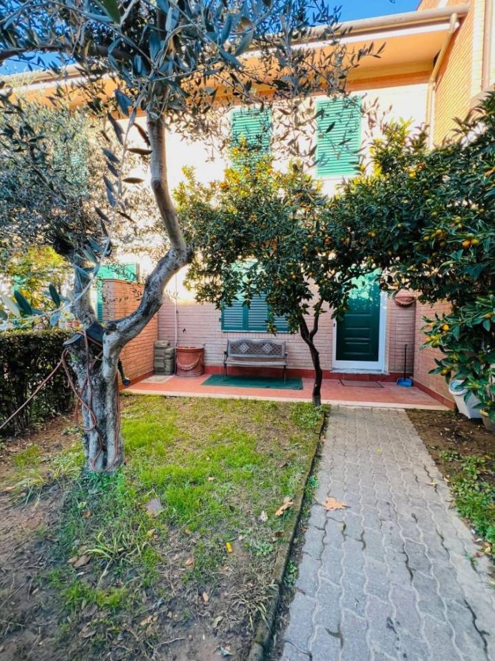 7-Zimmer Haus in Massa, Italy, Nr. 40217