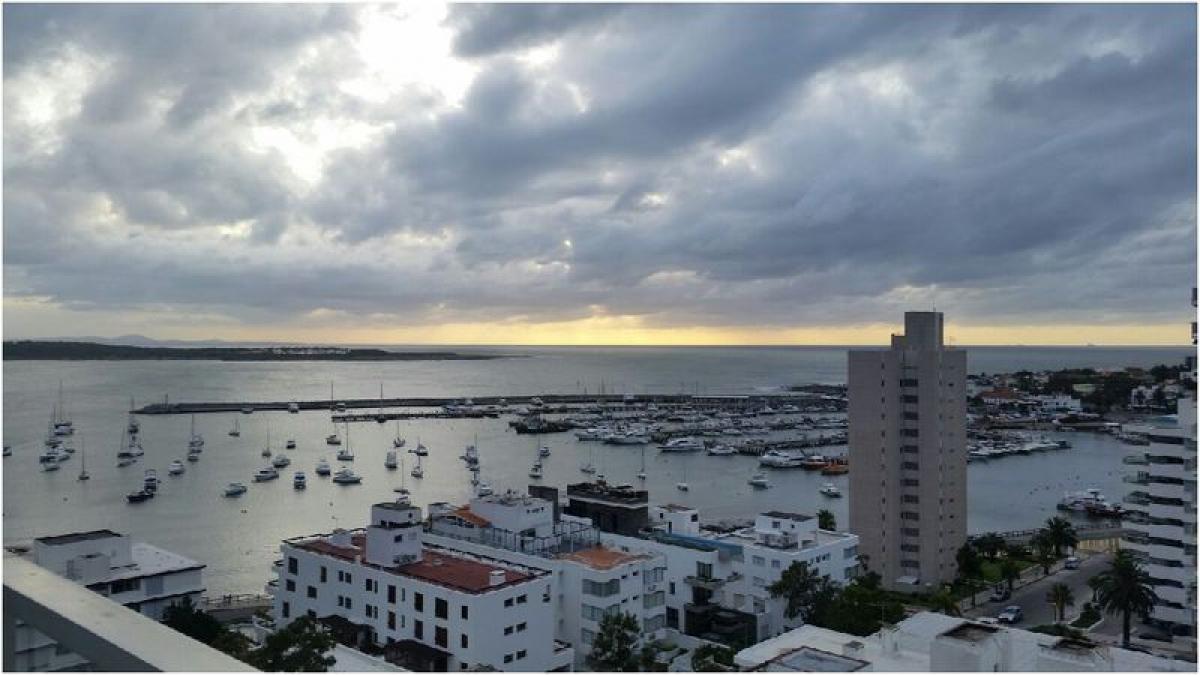 Apartamento de 2 dormitorios en Maldonado, Uruguay No. 9590