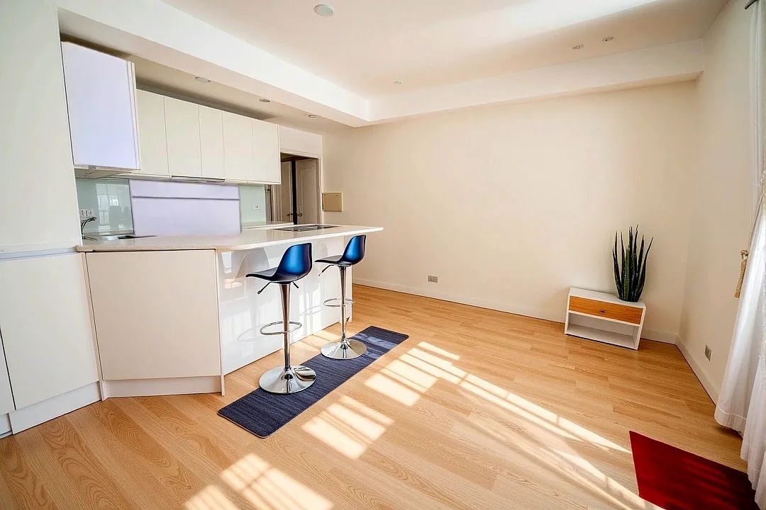 2 rooms Apartment in Paris, France No. 325247