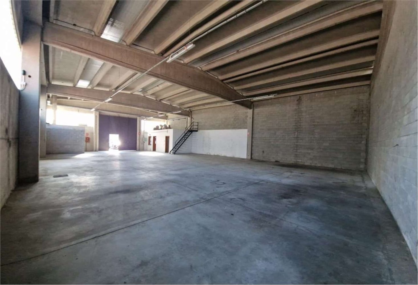 Almacén en Senna Comasco, Italy 400 m² No. 373759