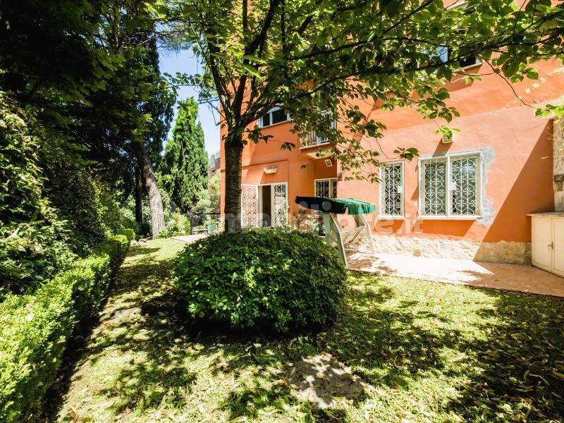 5 bedrooms Apartment in Rome, Italy No. 198052