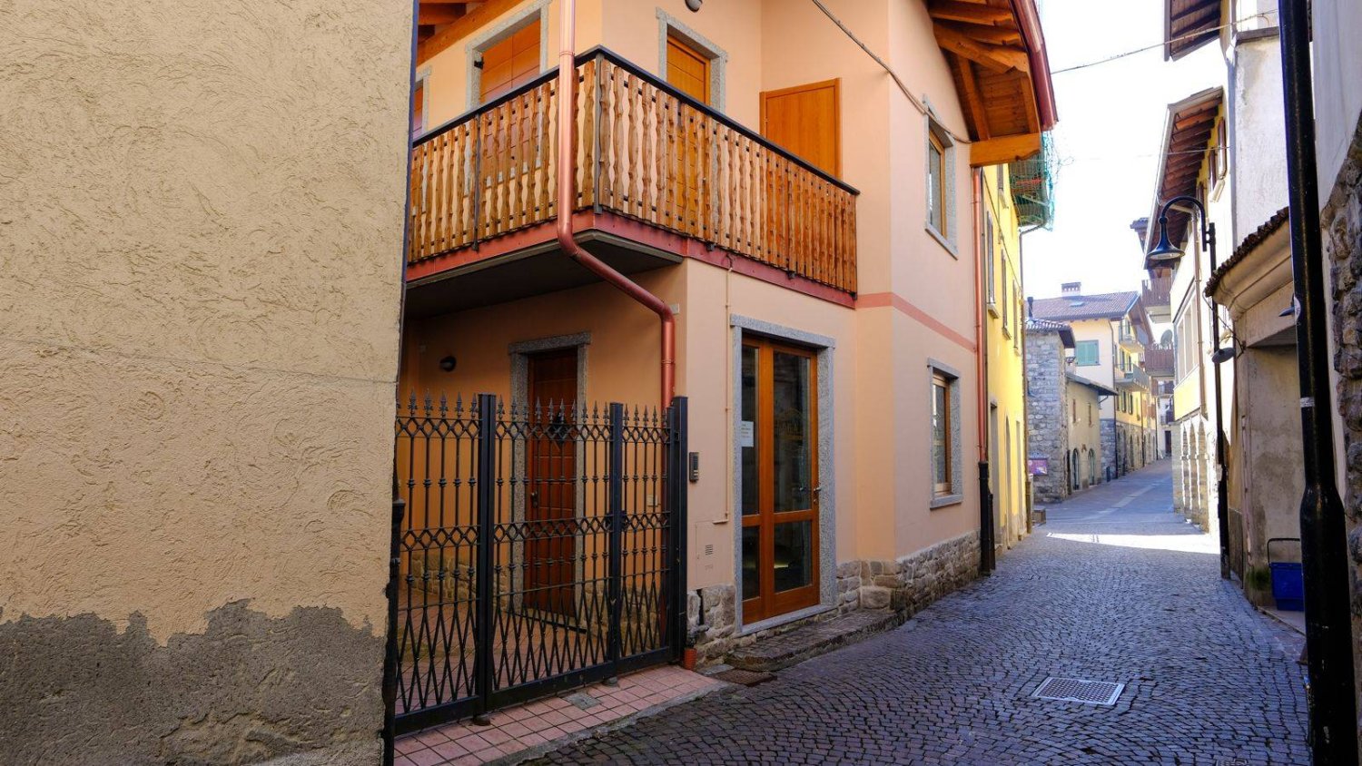 2 rooms Commercial property in Borno, Italy No. 285776