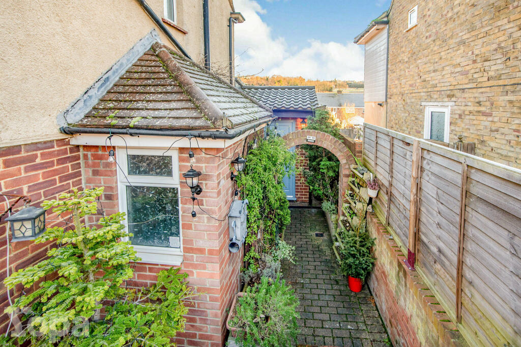 3 bedrooms House in Gravesend, United Kingdom No. 10732