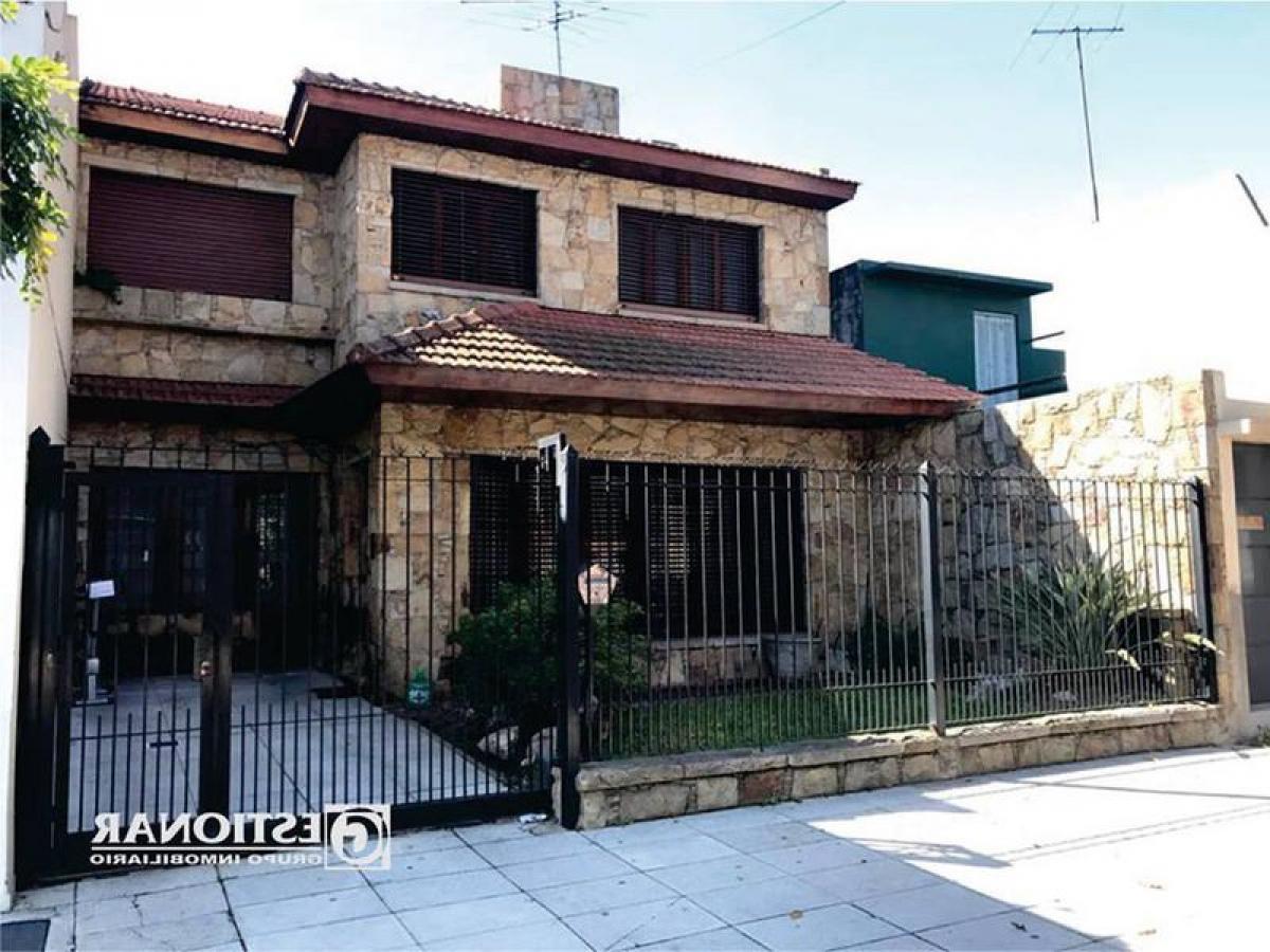 4 bedrooms House in Lanus, Argentina No. 64092