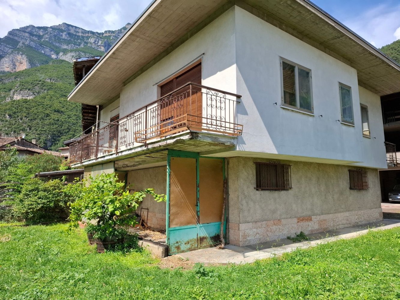 6 rooms House in Avio, Italy No. 263885