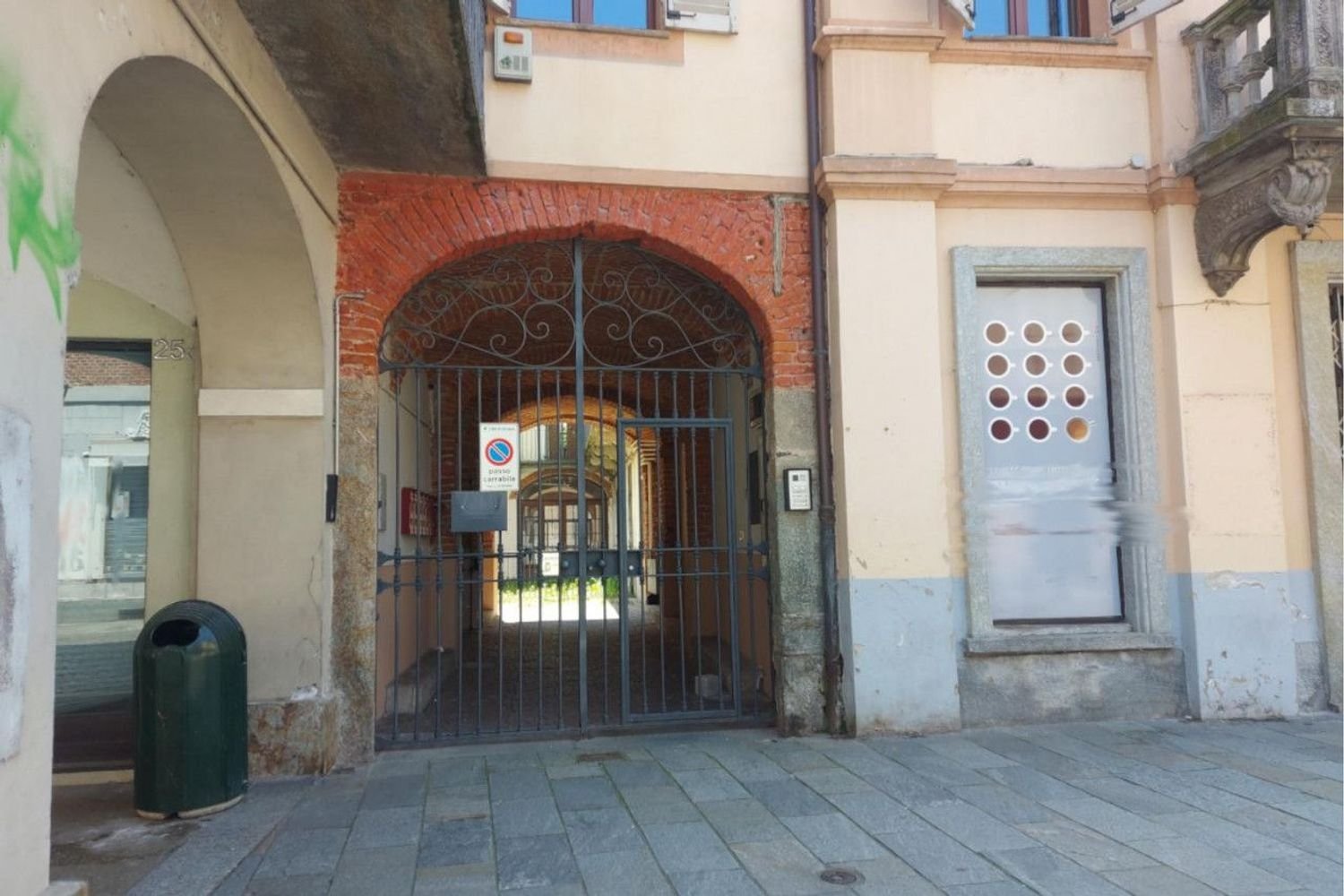 100m² Commercial property in Chivasso, Italy No. 381701