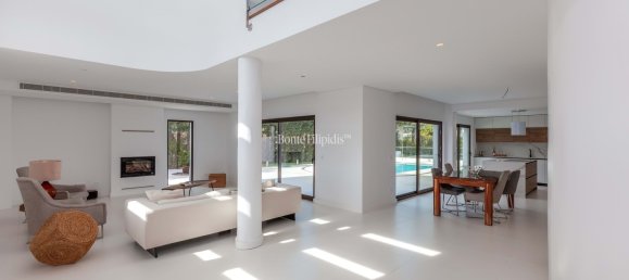 4 bedrooms Villa in Almada, Portugal No. 98422 3