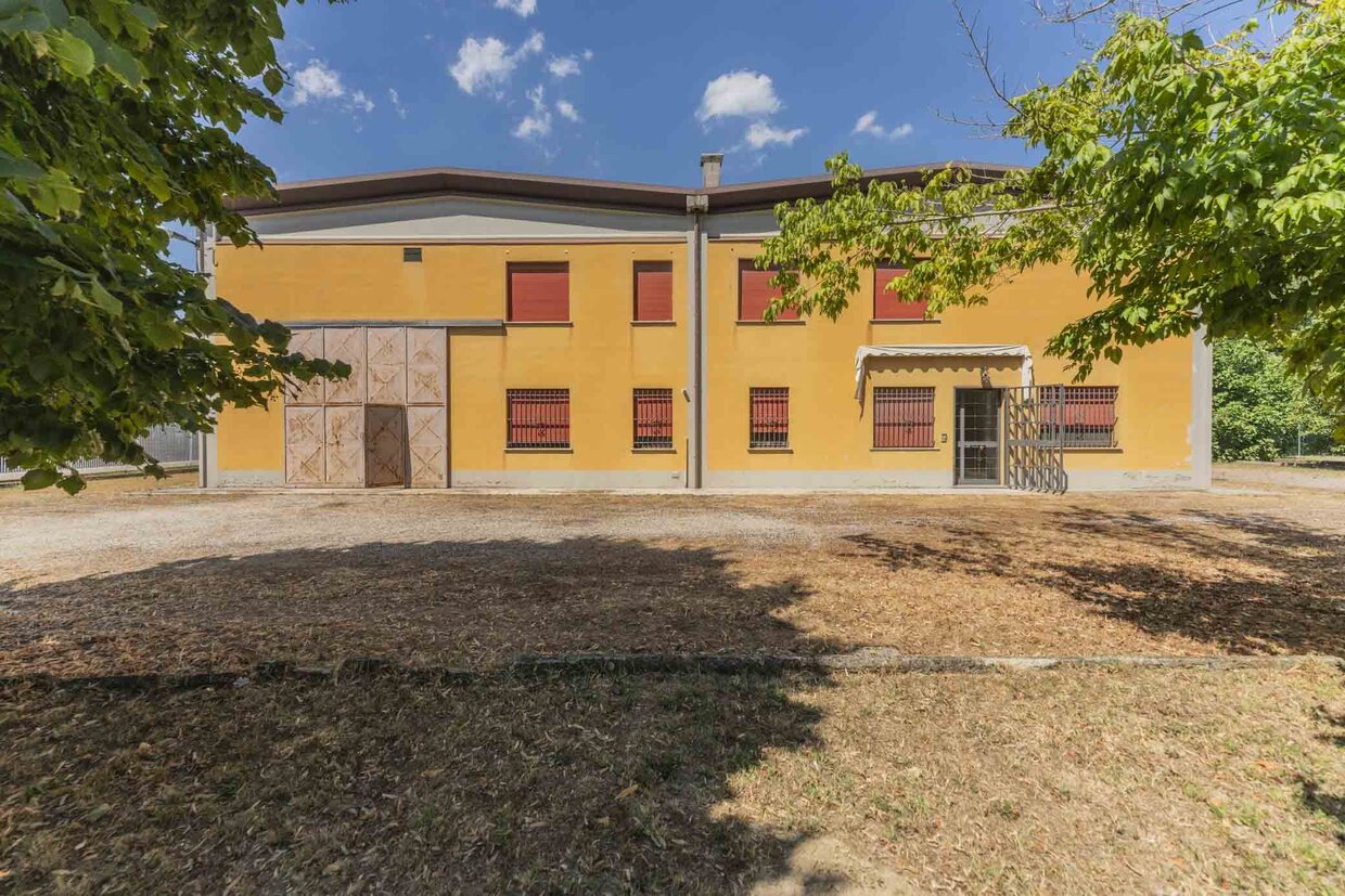 960m² Warehouse in Castello d'Argile, Italy No. 259466