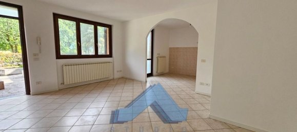 4-salle Appartement à Montello, Italy No. 316105 2