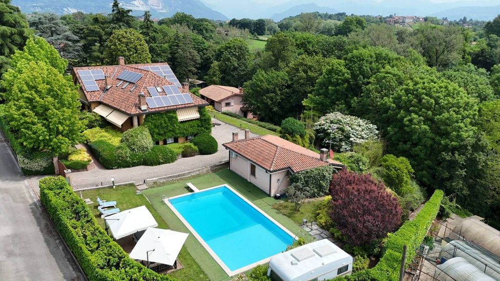 9 غرف نوم فيلا في Merone, Italy رقم 329083