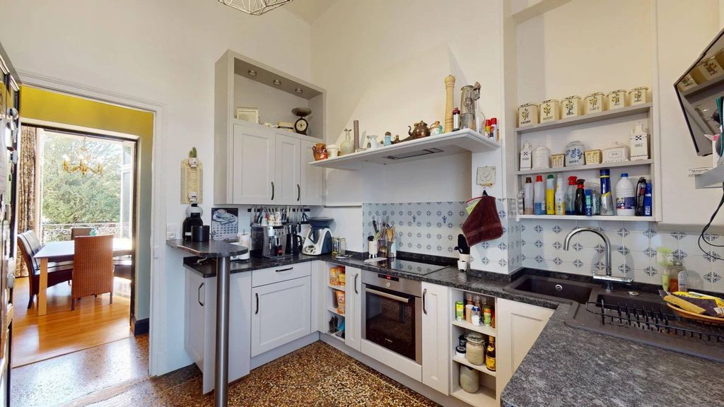 6 bedrooms House in Troyes, France No. 213766