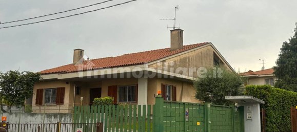 4 bedrooms Villa in Dalmine, Italy No. 259888 22