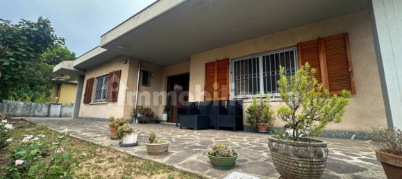 4 bedrooms Villa in Dalmine, Italy No. 259888 5