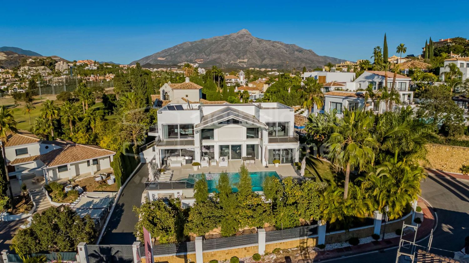 Вилла с 5 спальнями в Марбелья, Испания № 84135