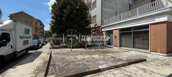 100m² Commercial property in Casale Monferrato, Italy No. 271704 2