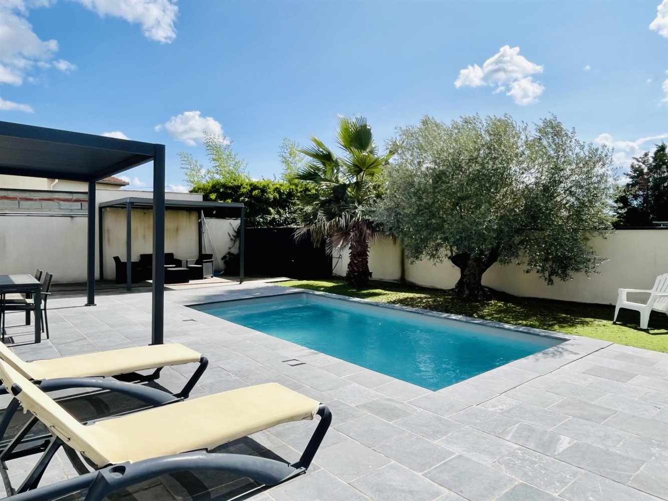 3 bedrooms House in Montaigut-sur-Save, France No. 300168