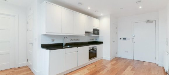 1 bedroom Apartment in Epsom, United Kingdom No. 9770 2