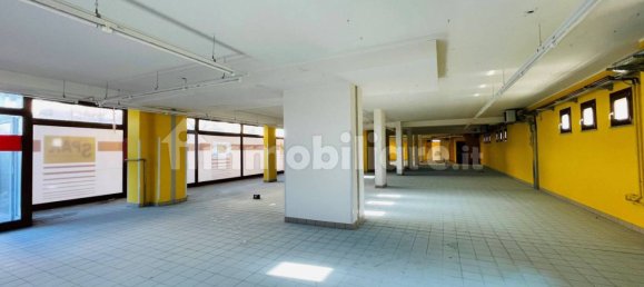 590m² Commercial property in Udine, Italy No. 87327 3