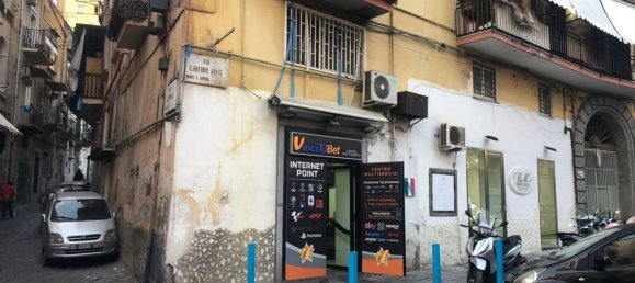 2-salle Propriété commerciale à Naples, Italy No. 209920 10