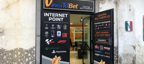 2-salle Propriété commerciale à Naples, Italy No. 209920 2