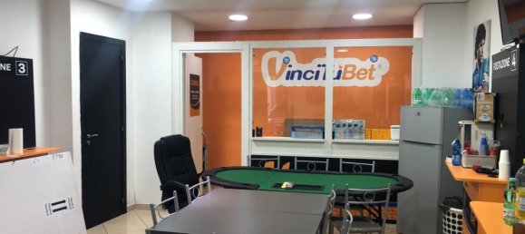 2-salle Propriété commerciale à Naples, Italy No. 209920 4