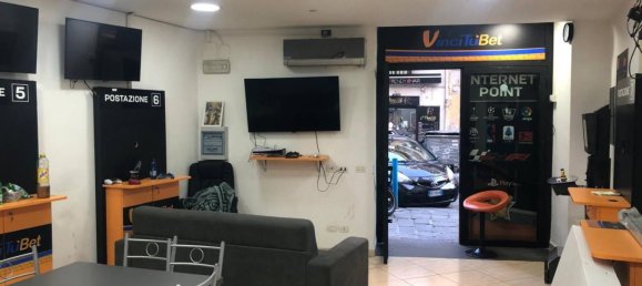 2-salle Propriété commerciale à Naples, Italy No. 209920 5