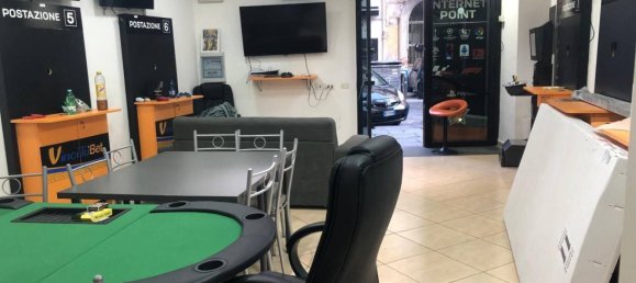 2-salle Propriété commerciale à Naples, Italy No. 209920 7