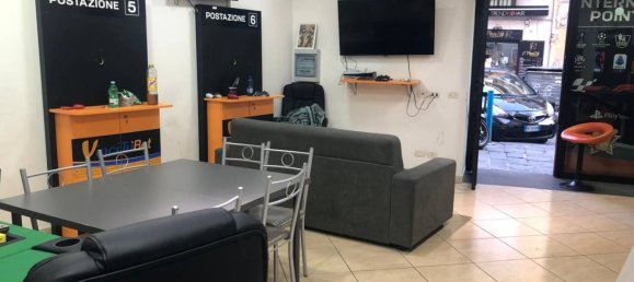 2-salle Propriété commerciale à Naples, Italy No. 209920 8