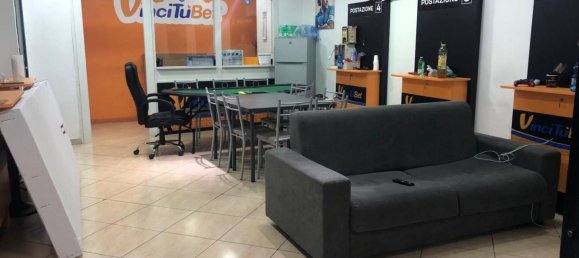 2-salle Propriété commerciale à Naples, Italy No. 209920 3