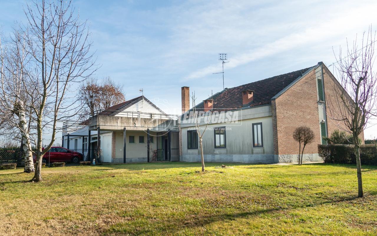 Casa de 4 habitaciónes en Fossano, Italy No. 32375