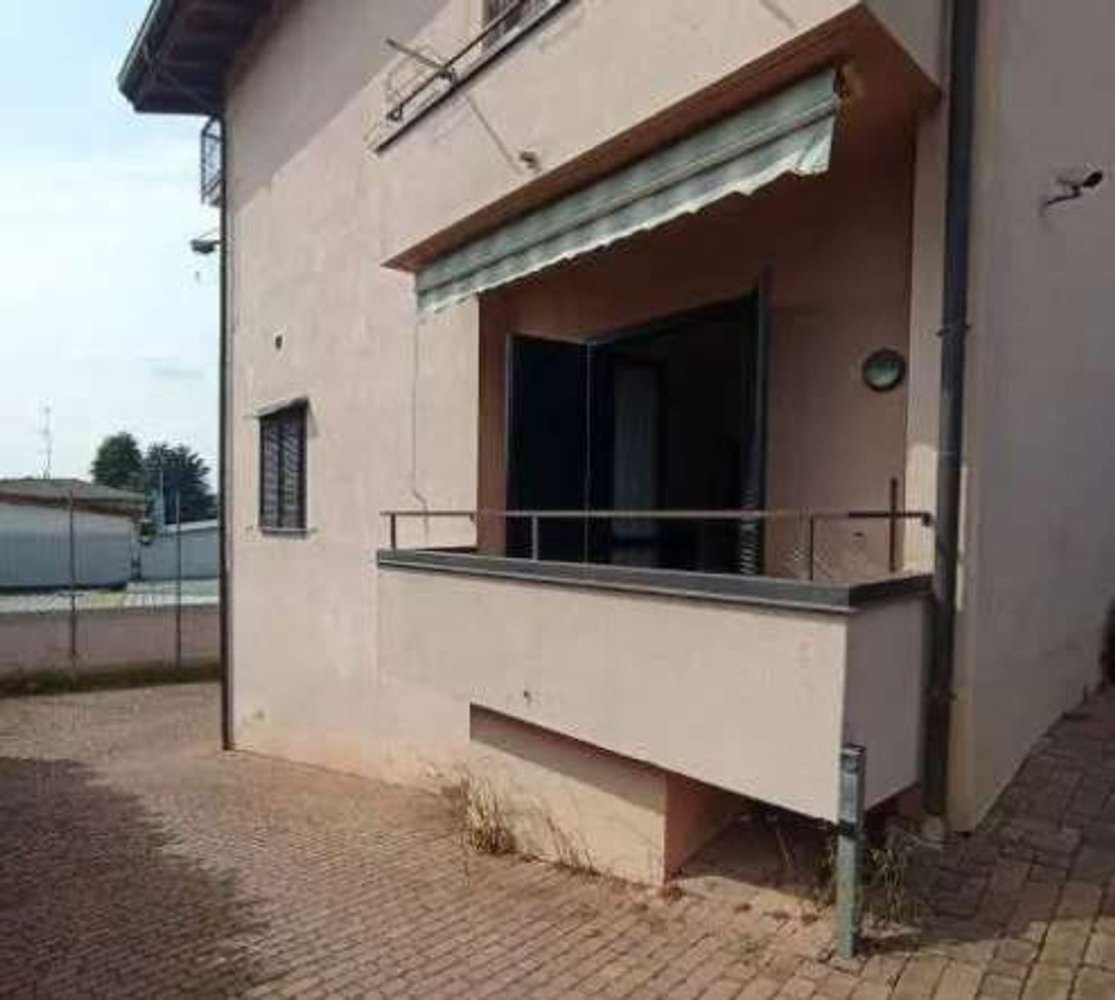 2 rooms Apartment in Vertemate con Minoprio, Italy No. 6779