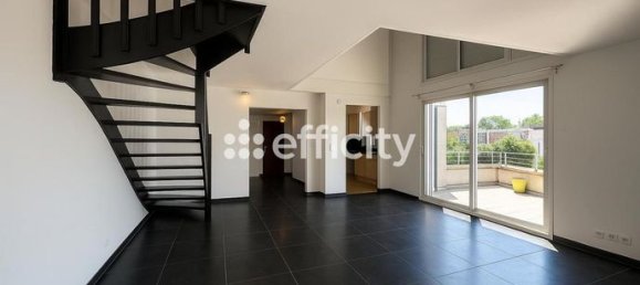 Dúplex de 2 dormitorios en Stains, France No. 354391 2