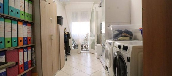 3 Schlafzimmer Wohnung in Mantua, Italy, Nr. 379450 9