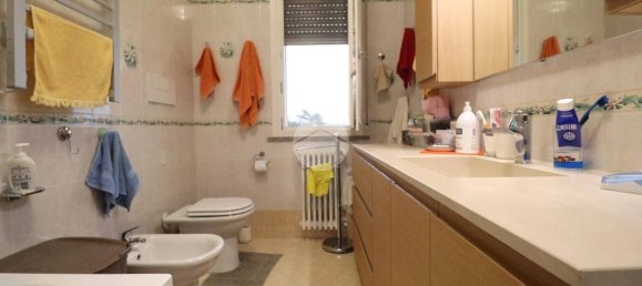 3 Schlafzimmer Wohnung in Mantua, Italy, Nr. 379450 10