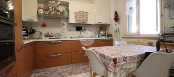 3 Schlafzimmer Wohnung in Mantua, Italy, Nr. 379450 3