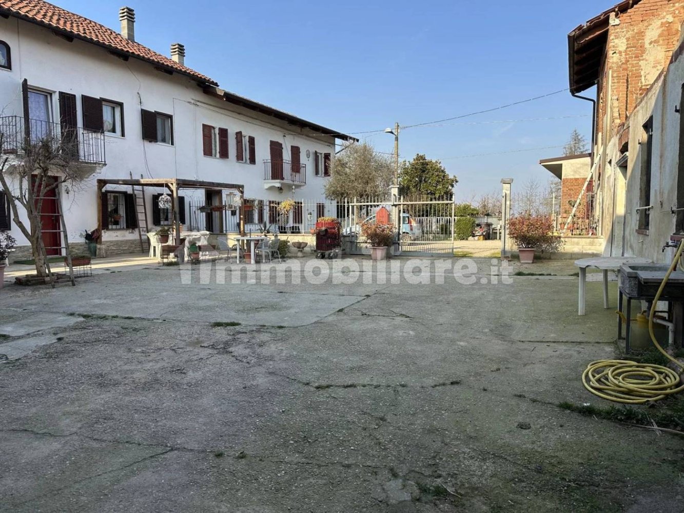 Дом с 4 спальнями в Сан Дамьяно д'Асти, Италия № 269810