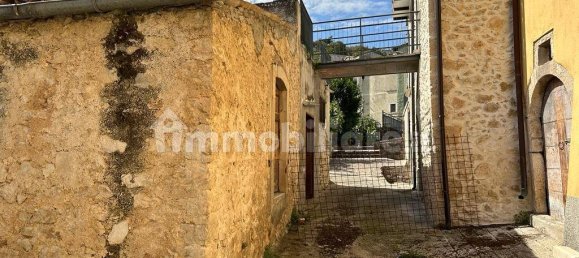 2 bedrooms House in Capestrano, Italy No. 87108 8