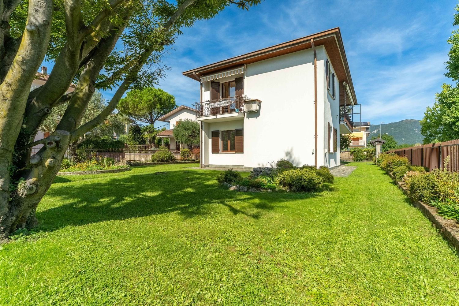 Вилла с 6 спальнями в Мероне, Италия № 391027