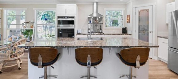 5 bedrooms House in British Columbia, Canada No. 1096 11