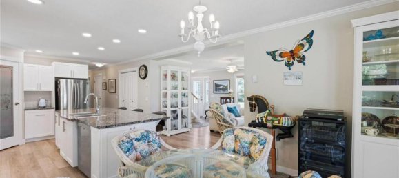 5 bedrooms House in British Columbia, Canada No. 1096 12