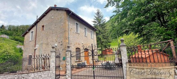 4 bedrooms House in Molazzana, Italy No. 698 5