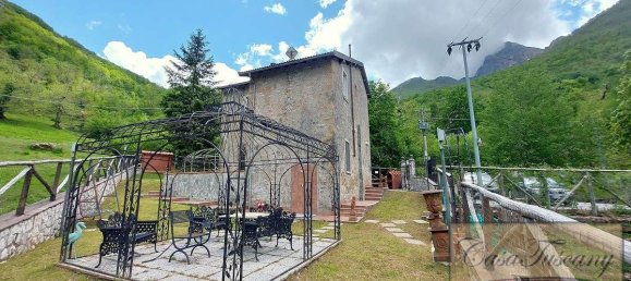4 bedrooms House in Molazzana, Italy No. 698 3